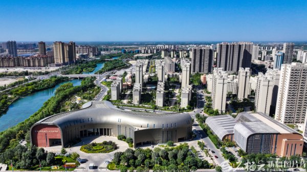 九五配资 砥砺奋进七十载 天山南北谱华章｜走进主题展馆 感受各族群众同心筑梦历程