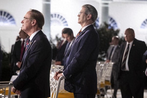 宇奇配资 美国财长在晚宴上突然发飙, 对着特朗普的亲信, 就是一顿“国骂”