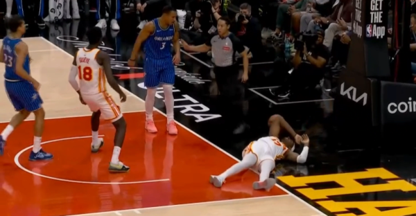 点金股 贝恩凶狠恶犯引热议: 故意放倒对手+拿球砸人 吃恶犯技犯被驱逐离场